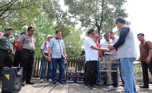 Bupati Inhil Serahkan Bantuan Kapal dan Alat Tangkap dari Kementerian KKP Buat Nelayan Tanah Merah